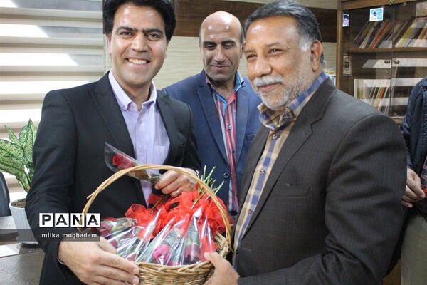 اهدای گل به مناسبت روز امور تربیتی