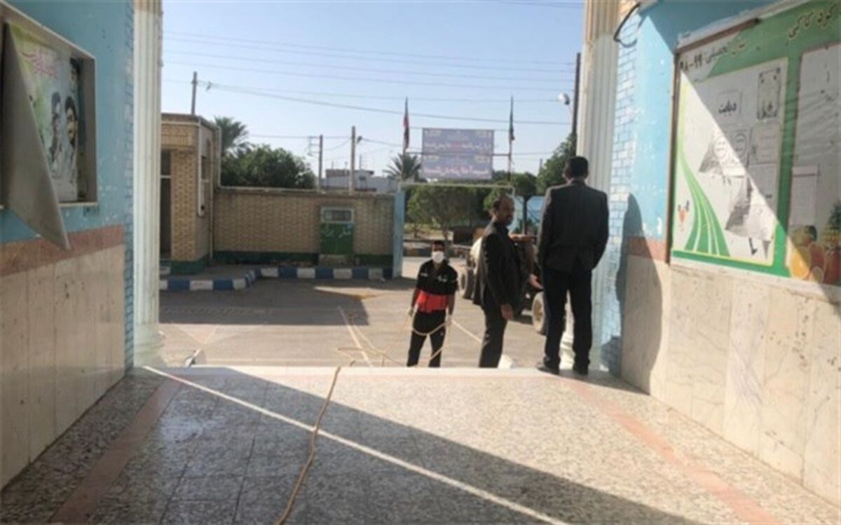 بازدید رئیس اداره آموزش و پرورش از روند ضدعفونی کردن مدارس