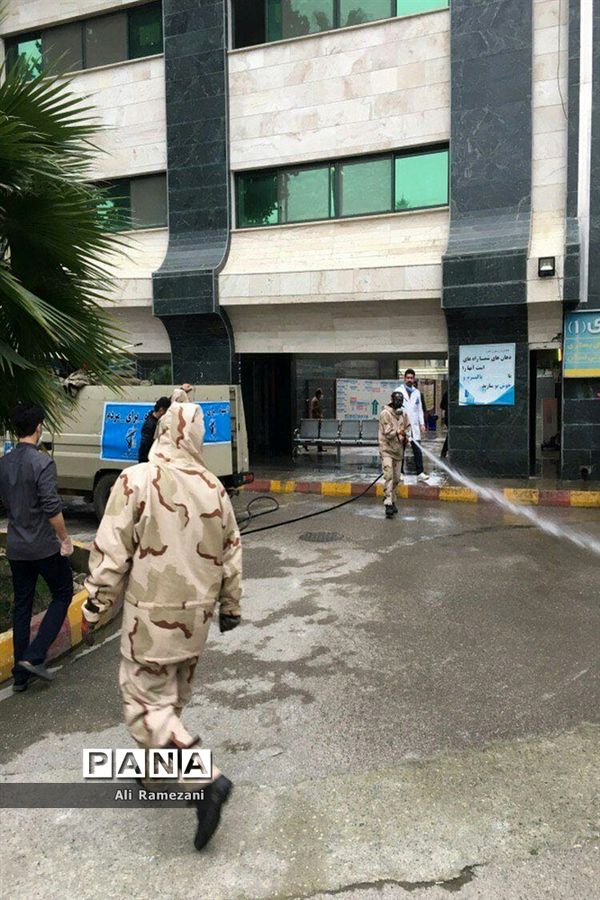 ضدعفونی کردن اطراف بیمارستان‌های پایلوت پذیرش بیماران مبتلا یا مشکوک به کرونا در قائمشهر