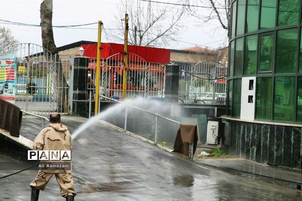 ضدعفونی کردن اطراف بیمارستان‌های پایلوت پذیرش بیماران مبتلا یا مشکوک به کرونا در قائمشهر
