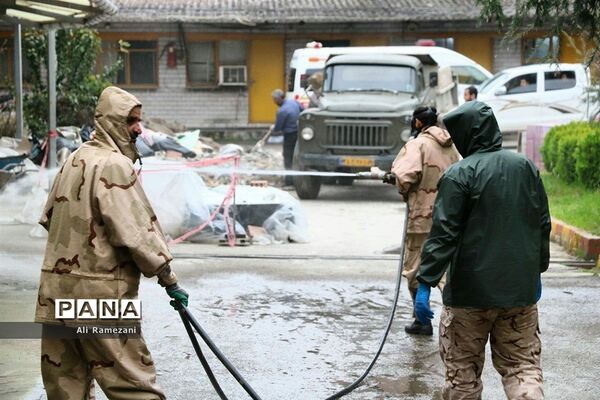 ضدعفونی کردن اطراف بیمارستان‌های پایلوت پذیرش بیماران مبتلا یا مشکوک به کرونا در قائمشهر