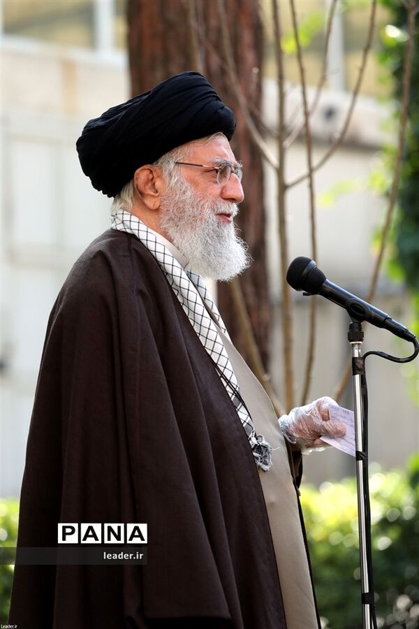 کاشت دو اصله نهال میوه توسط رهبر انقلاب اسلامی