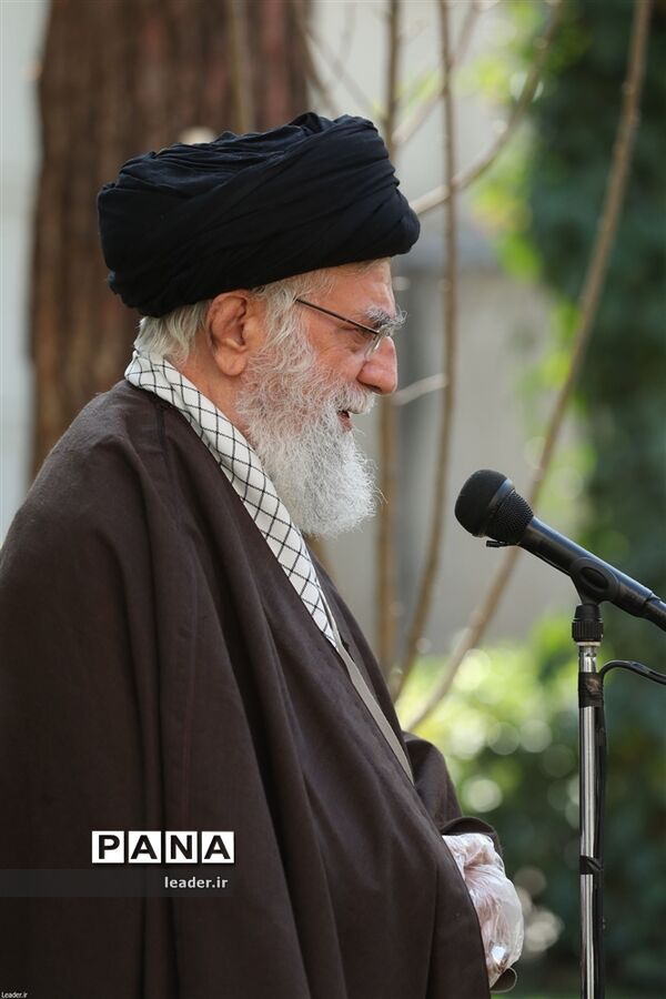 کاشت دو اصله نهال میوه توسط رهبر انقلاب اسلامی