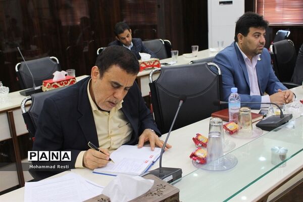 جلسه ویدئو کنفرانس مدیرکل آموزش و پرورش استان بوشهر و شورای معاونان با مدیران آموزش و پرورش  شهرستان‌ها و مناطق