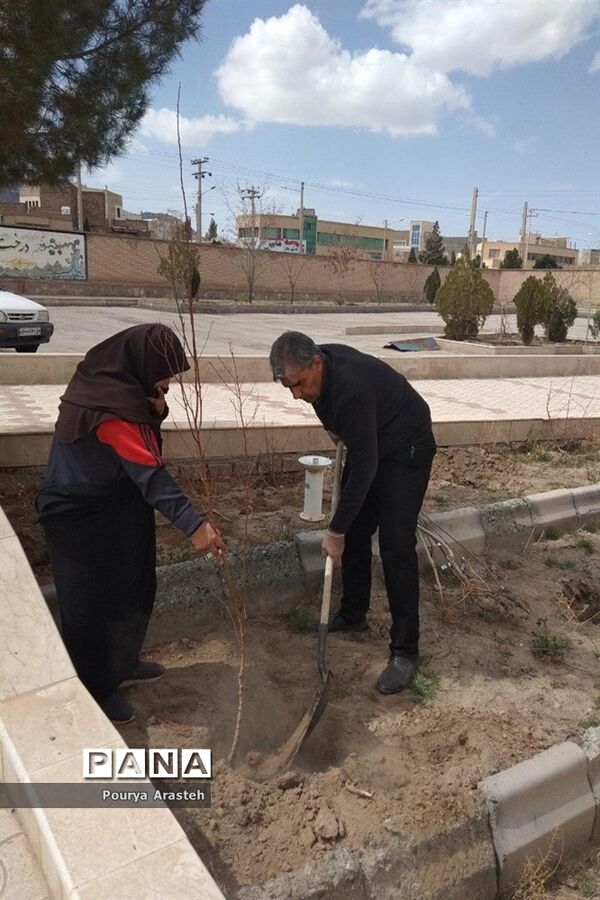 روزی همراه با درختکاری درسازمان دانش‌آموزی استان خراسان جنوبی