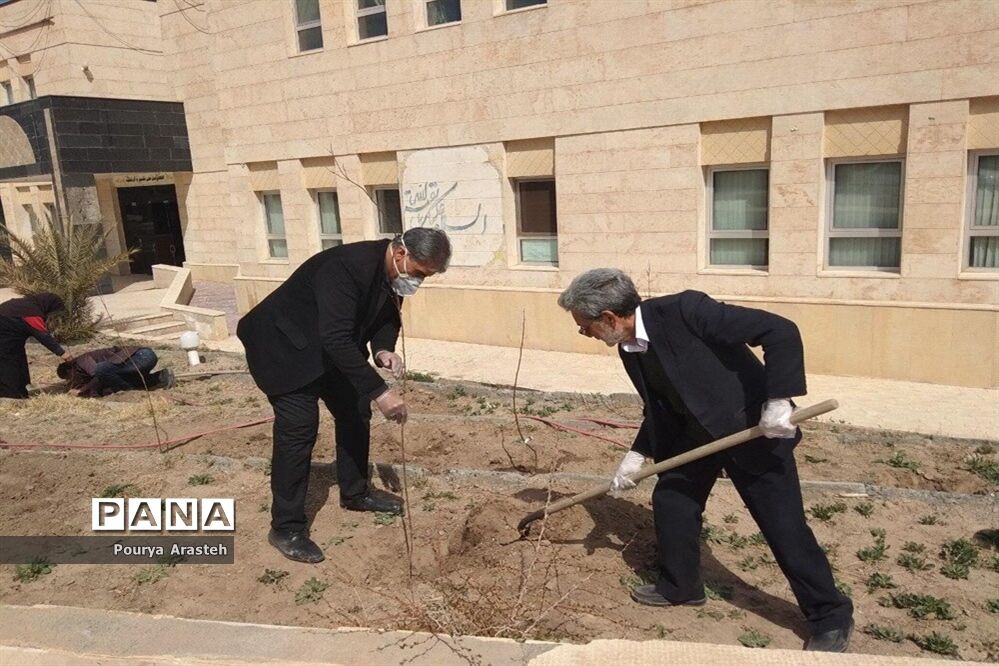 روزی همراه با درختکاری درسازمان دانش‌آموزی استان خراسان جنوبی