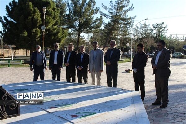تجدید میثاق مدیرکل و جمعی از کارکنان آموزش و پرورش استان با شهدای گمنام در روز شهدا