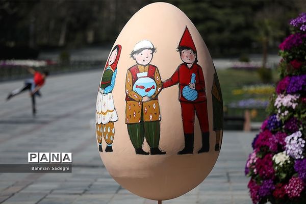 زیبا‌سازی تهران با تخم مرغ‌های رنگی