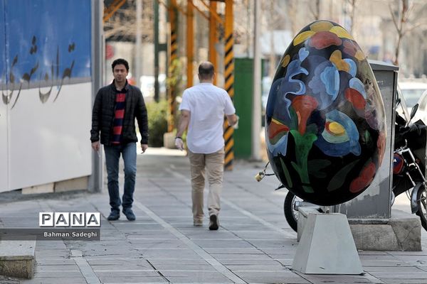 زیبا‌سازی تهران با تخم مرغ‌های رنگی