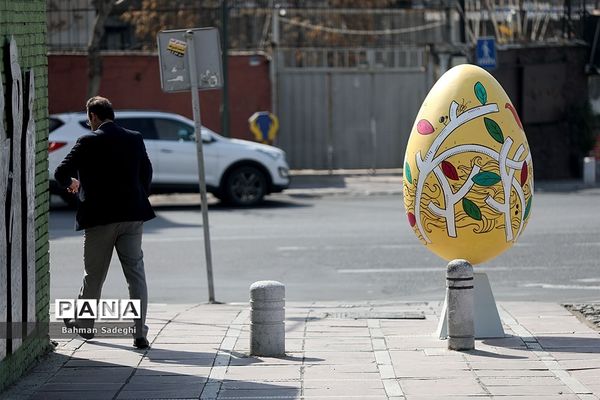 زیبا‌سازی تهران با تخم مرغ‌های رنگی