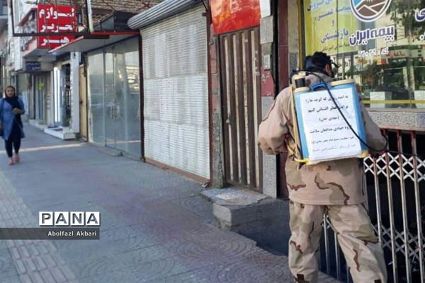 ضدعفونی کردن معابر و اماکن شهری در ساری