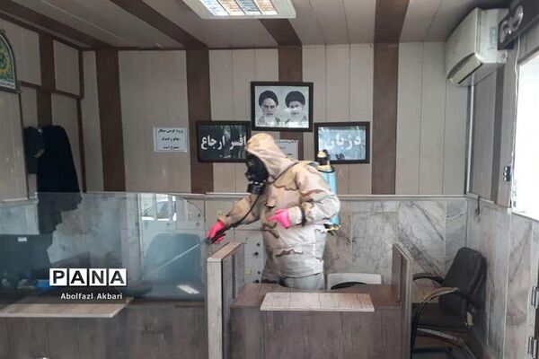 ضدعفونی کردن معابر و اماکن شهری در ساری