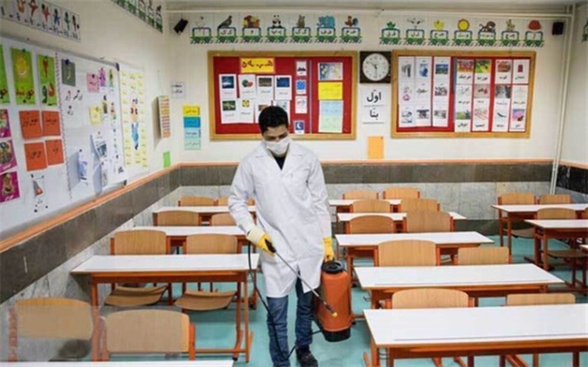 تشکلهای مردمی برای ضدعفونی کردن نوش آباد پیشگام شدند