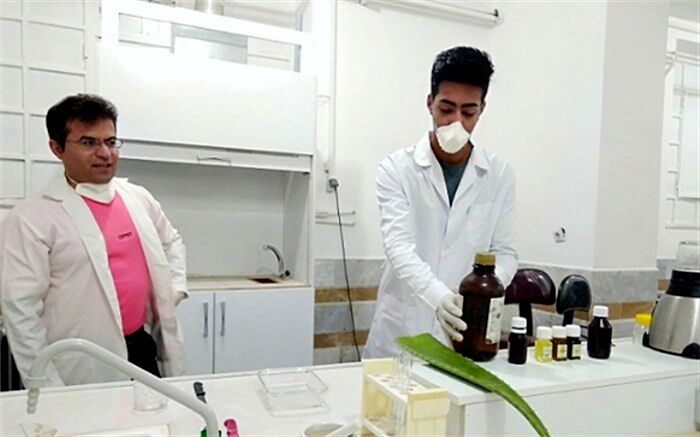 دانش‌آموز بافقی ژل ضدعفونی طبیعی ساخت