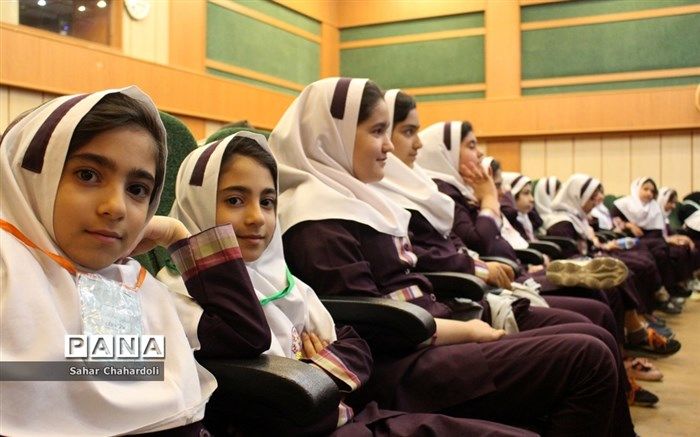 تهیه و توزیع کتاب راهنمای خودمراقبتی برای سفیران سلامت