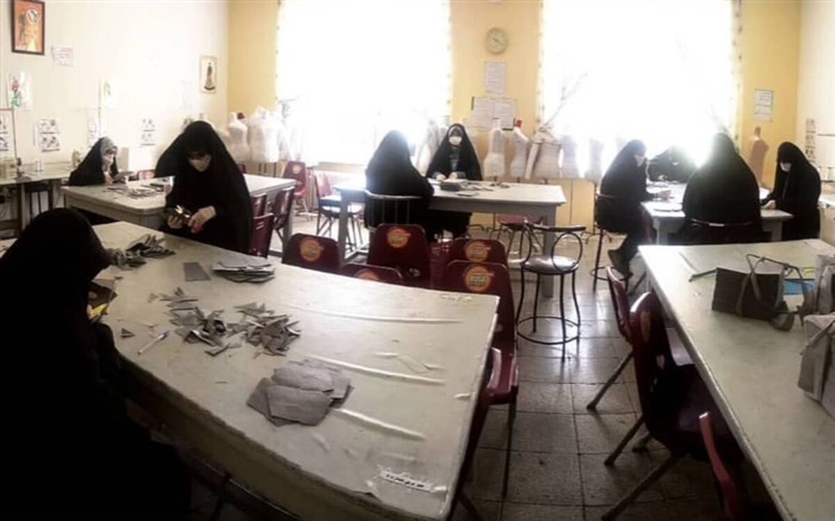 دانش‌آموزان مشهدی ۲۰ هزار ماسک تولید کردند