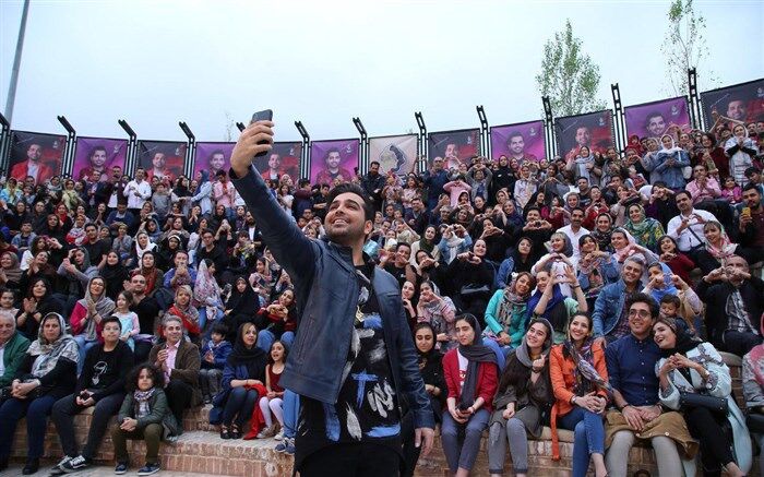 نزدیک به سه میلیون  نفر به تماشای کنسرت های آنلاین فرزاد فرخ نشستند