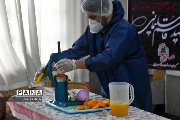 تهیه آب میوه طبیعی برای پرستاران و بیماران کرونایی توسط هیات های تبریزی