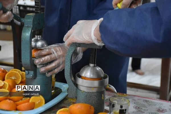 تهیه آب میوه طبیعی برای پرستاران و بیماران کرونایی توسط هیات های تبریزی