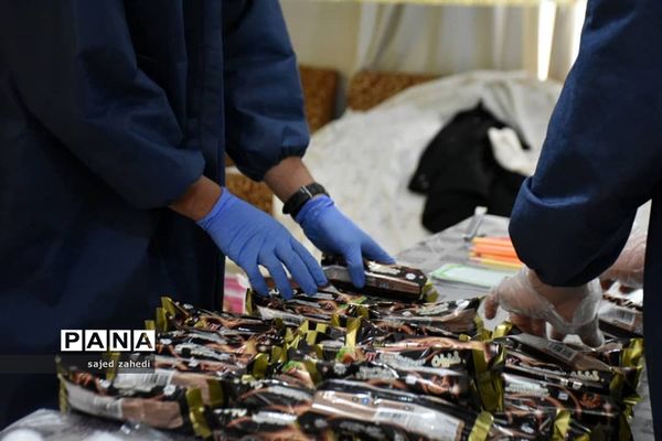 تهیه آب میوه طبیعی برای پرستاران و بیماران کرونایی توسط هیات های تبریزی