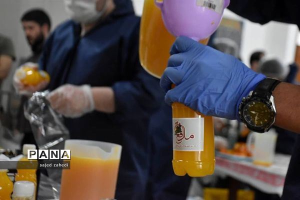 تهیه آب میوه طبیعی برای پرستاران و بیماران کرونایی توسط هیات های تبریزی