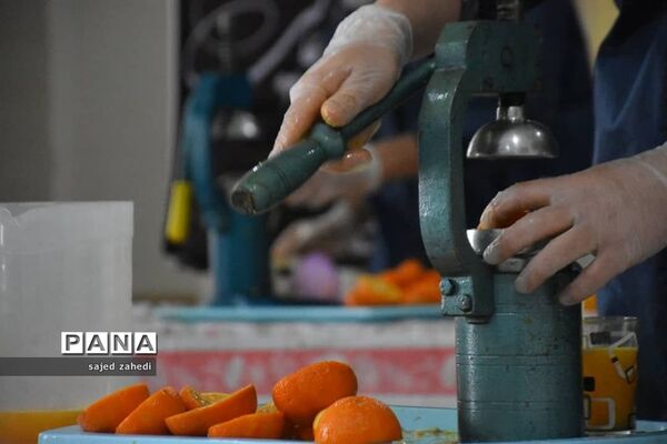 تهیه آب میوه طبیعی برای پرستاران و بیماران کرونایی توسط هیات های تبریزی