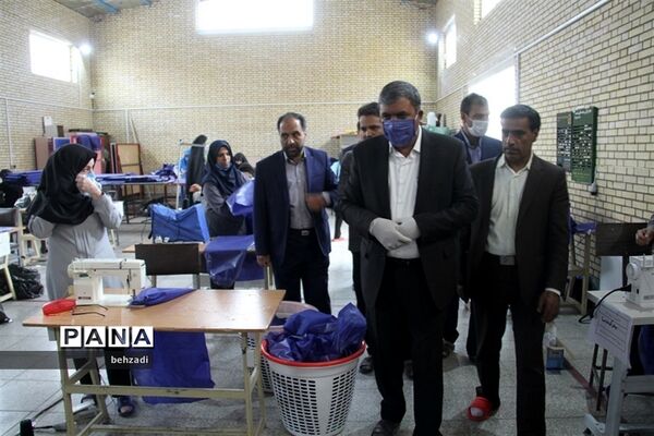 بازدید مدیرکل آموزش و پرورش استان کرمان از روند تولید ماسک در هنرستان ها