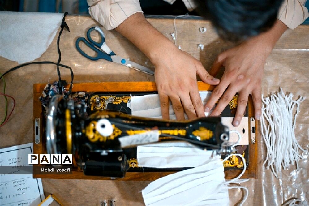 کار گروه مردمی تولید ماسک  مدافعان سلامت در مسجد اشرف الانبیاء در تبریز