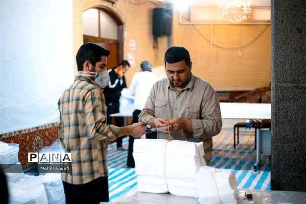 کار گروه مردمی تولید ماسک  مدافعان سلامت در مسجد اشرف الانبیاء در تبریز