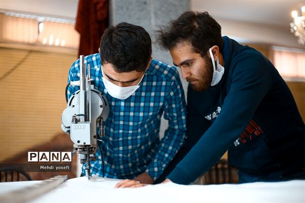کار گروه مردمی تولید ماسک  مدافعان سلامت در مسجد اشرف الانبیاء در تبریز