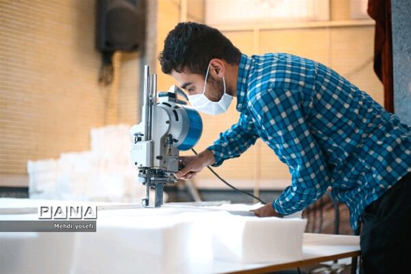 کار گروه مردمی تولید ماسک  مدافعان سلامت در مسجد اشرف الانبیاء در تبریز