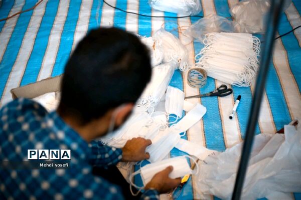 کار گروه مردمی تولید ماسک  مدافعان سلامت در مسجد اشرف الانبیاء در تبریز