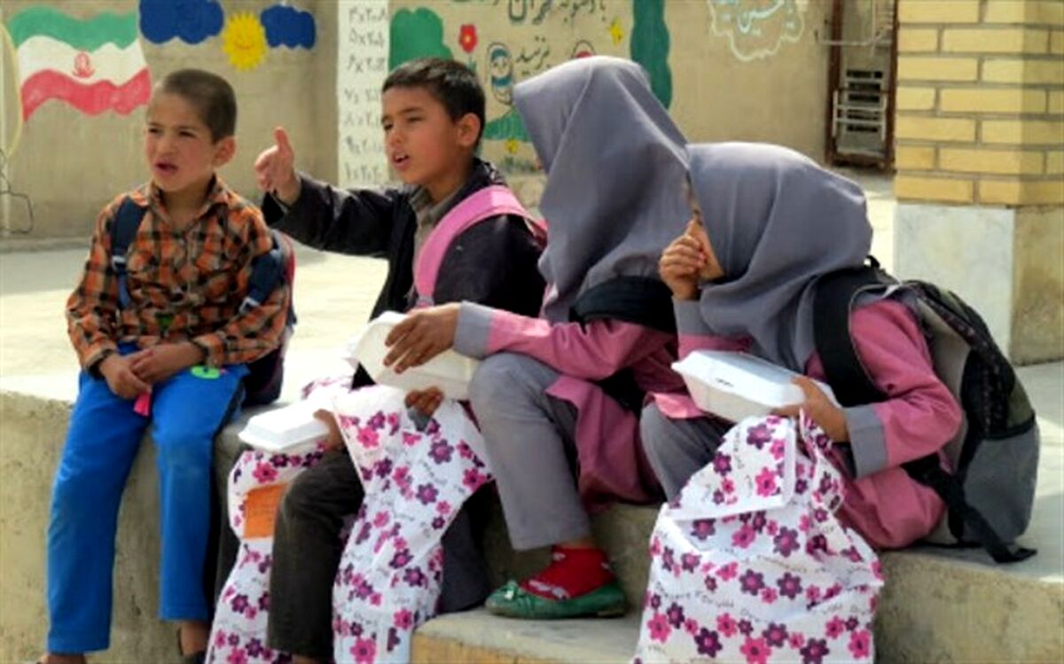 بهره مندی دانش آموزان محروم تربت حیدریه از کمک های خیرین در سال جدید