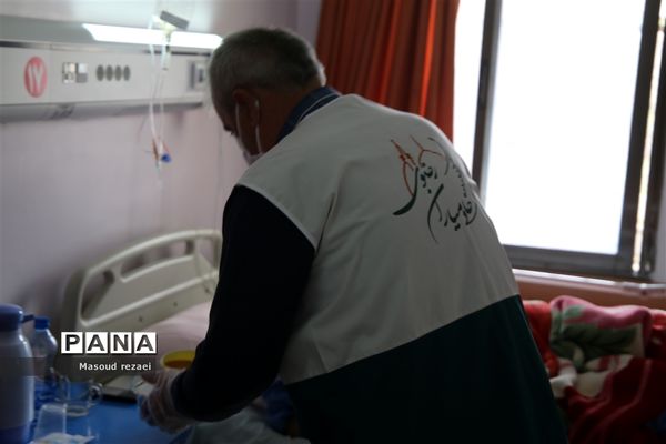 توزیع 400 پرس غذای متبرک آستان قدس رضوی بین کادر درمان و بیماران بیمارستان های میانه