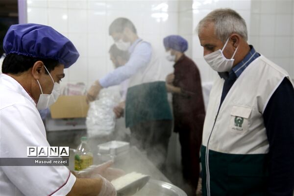 توزیع 400 پرس غذای متبرک آستان قدس رضوی بین کادر درمان و بیماران بیمارستان های میانه