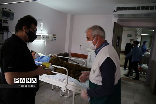 توزیع 400 پرس غذای متبرک آستان قدس رضوی بین کادر درمان و بیماران بیمارستان های میانه