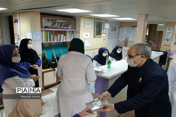 توزیع 400 پرس غذای متبرک آستان قدس رضوی بین کادر درمان و بیماران بیمارستان های میانه