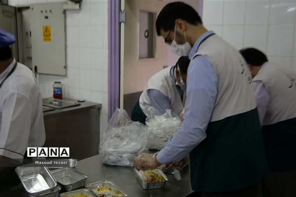 توزیع 400 پرس غذای متبرک آستان قدس رضوی بین کادر درمان و بیماران بیمارستان های میانه