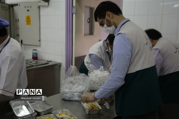 توزیع 400 پرس غذای متبرک آستان قدس رضوی بین کادر درمان و بیماران بیمارستان های میانه