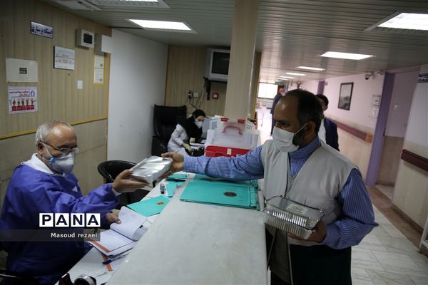 توزیع 400 پرس غذای متبرک آستان قدس رضوی بین کادر درمان و بیماران بیمارستان های میانه