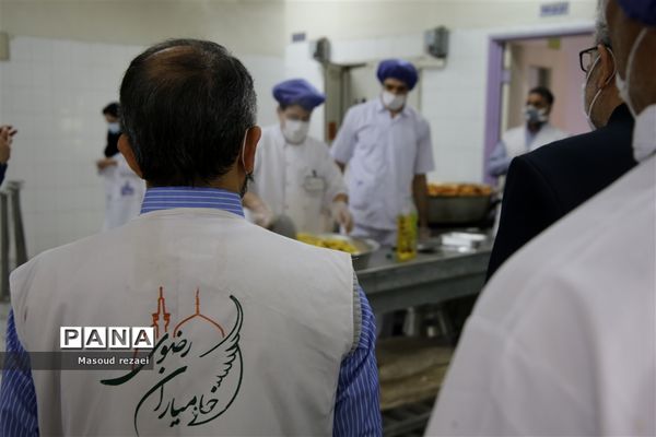 توزیع 400 پرس غذای متبرک آستان قدس رضوی بین کادر درمان و بیماران بیمارستان های میانه