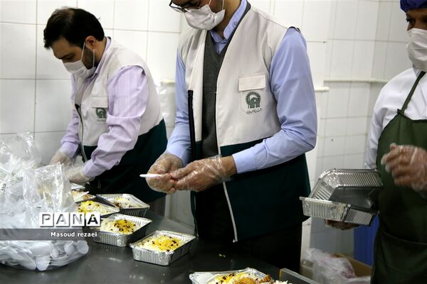 توزیع 400 پرس غذای متبرک آستان قدس رضوی بین کادر درمان و بیماران بیمارستان های میانه