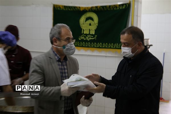 توزیع 400 پرس غذای متبرک آستان قدس رضوی بین کادر درمان و بیماران بیمارستان های میانه