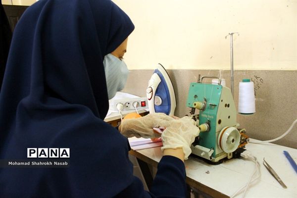 تولید روزانه 250 ماسک در هنرستان‌های علوم و هاجر ناحیه 3 اهواز