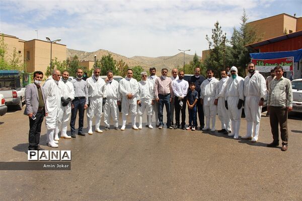 ضدعفونی  و توزیع اقلام بهداشتی در مجتمع‌های مسکونی شهر صدرا  توسط فرهنگیان به مناسبت میلاد حضرت مهدی(عج)