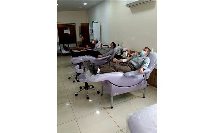 در اقدامی  خیر خواهانه گروهی  از فرهنگیان بسیجی  نسبت  به بیماران نیازمند خون اهداء کردند