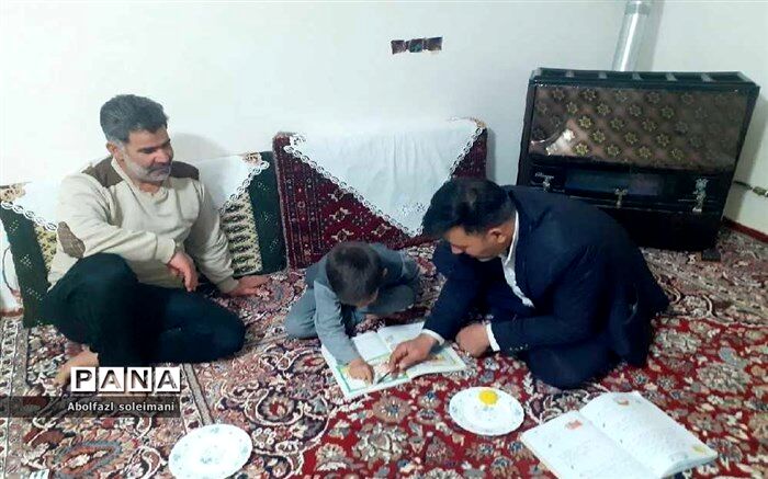 آموزش به سبک معلم روستایی؛ تخته سیاه در خانه‌های دانش آموزان