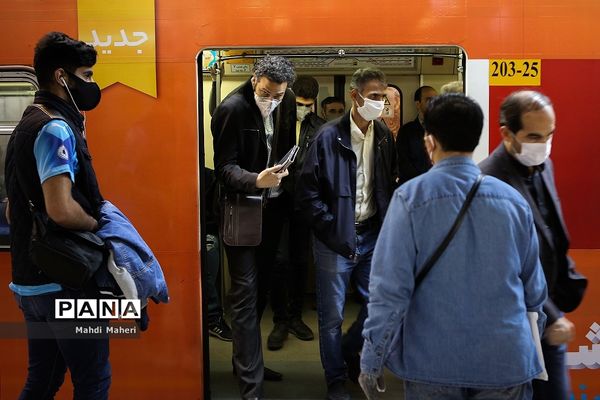 روزهای کرونایی  در مترو تهران