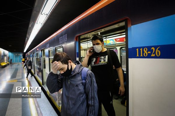 روزهای کرونایی  در مترو تهران