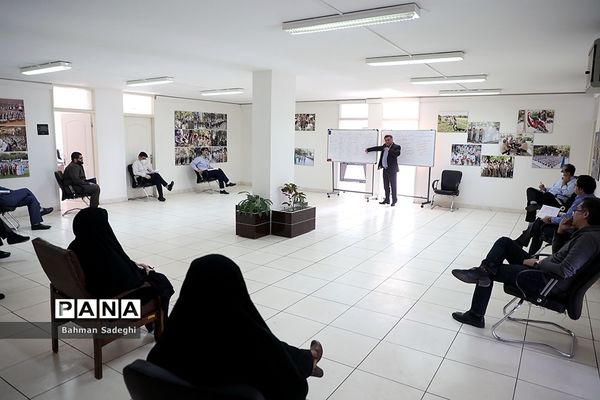 جلسه کاری فعالیت دانش‌آموزی سازمان دانش‌آموزی با رعایت پروتکل بهداشتی